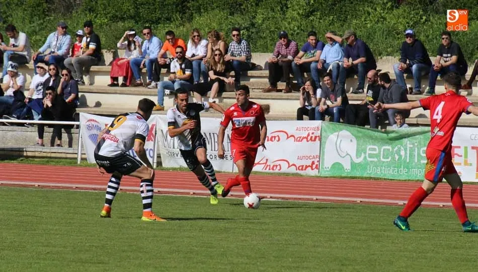 Chuchi y Manjón defienden a un rival en el último partido en Las Pistas.