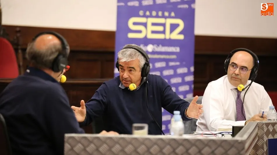 Francino se dirige a uno de sus colaboradores durante el programa. Fotos: Alberto Martín