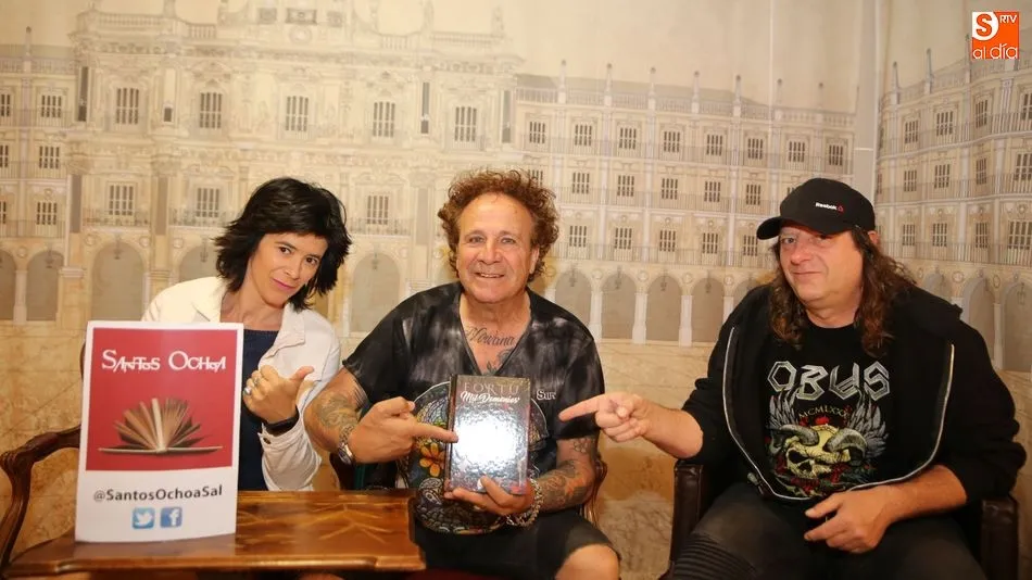 Fortu estuvo acompañado en la firma por sus compañeros de Obús y sus más cercanos. Fotos: Alberto Martín