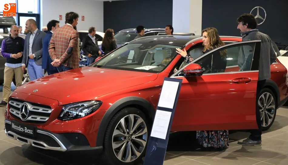 La presentación del nuevo modelo de Mercedes generó gran interés del público. Foto de Alberto Martín