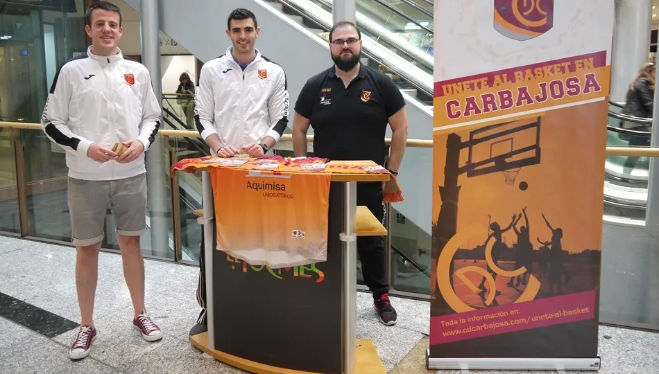 Imagen de la mesa informativa ubicada en el centro comercial.