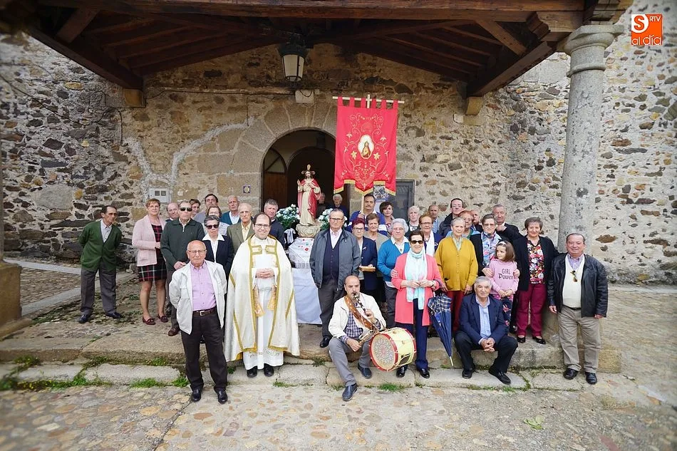 Los vecinos participantes en la fiesta posaron en el templo con la imagen del Sagrado Corazón