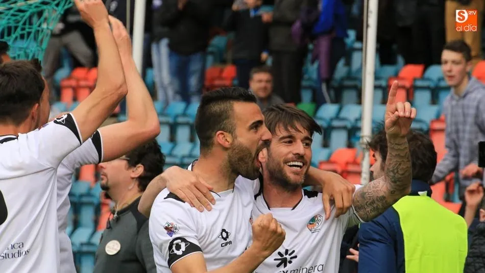 Jugadores del Salmantino UDS tras rubricar su clasificación / Foto: Alberto Martín