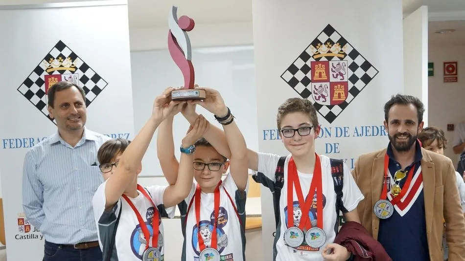 Alberto Monter, Oscar Redondo Y Pedro Basilio posando junto a su trofeo