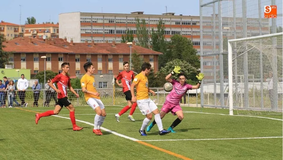 Un instante del derbi regional disputado en La Salud. Fotos: Alberto Martín