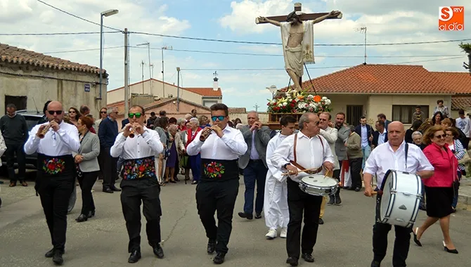 Concluida la misa, el Santo Cristo de la Custodia salió en procesión arropado por más de un centenar de vecinos