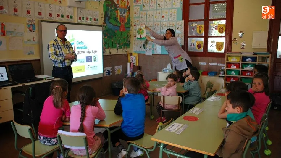 Los alumnos del CRA Río Yeltes de Villavieja recibían una charla en la primera jornada de la campaña ‘Cada incendio quema algo tuyo’