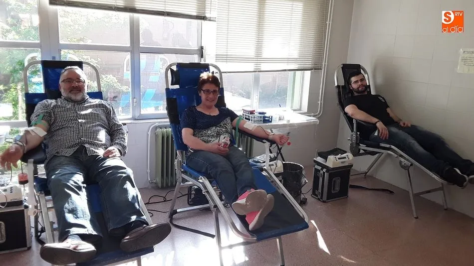 Una familia de La Fregeneda donando sangre / Archivo