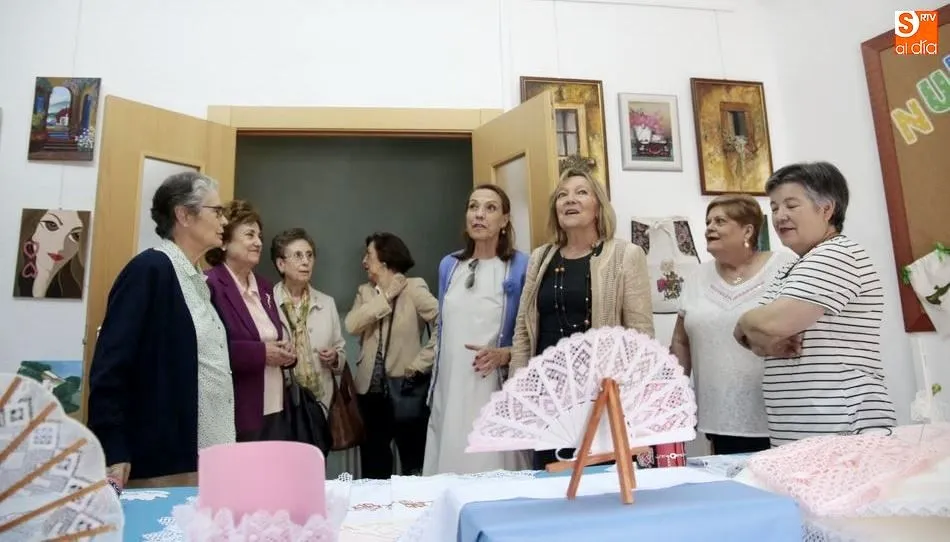 Cristina Klimowitz, concejal de Familia, en su visita a esta exposición. Foto de Alejandro López