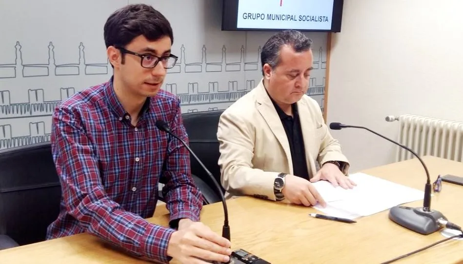 El portavoz del Grupo Municipal Socialista en el Ayuntamiento de Salamanca, José Luis Mateos, acompañado por el concejal, Arturo Santos