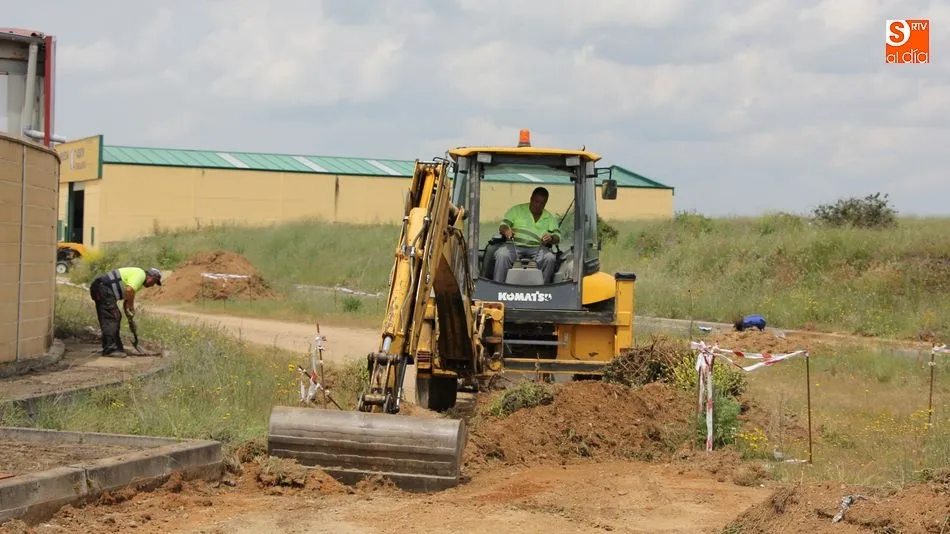 Esta mañana daban comienzo las obras de urbanización del polígono industrial con la limpieza y nivelación del suelo