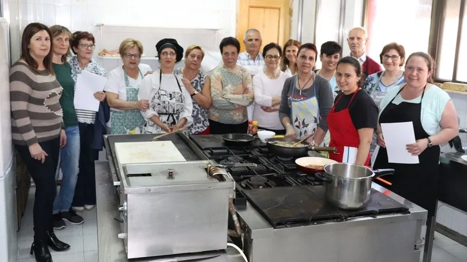 Grupo de alumnos del taller de Gastronomía en Lumbrales