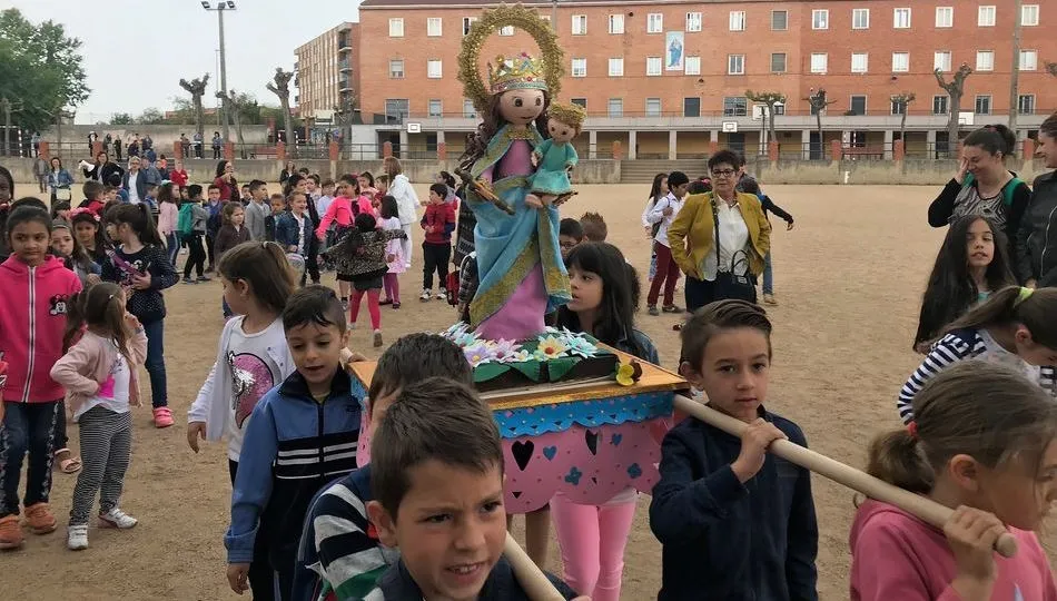 Procesión de María Auxiliadora en el patio del centro