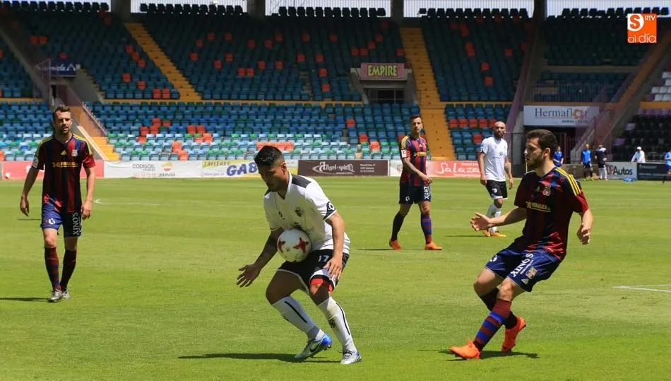 Martín Galván, en una jugada del encuentro ante el Poblense. Foto: Alberto Martín