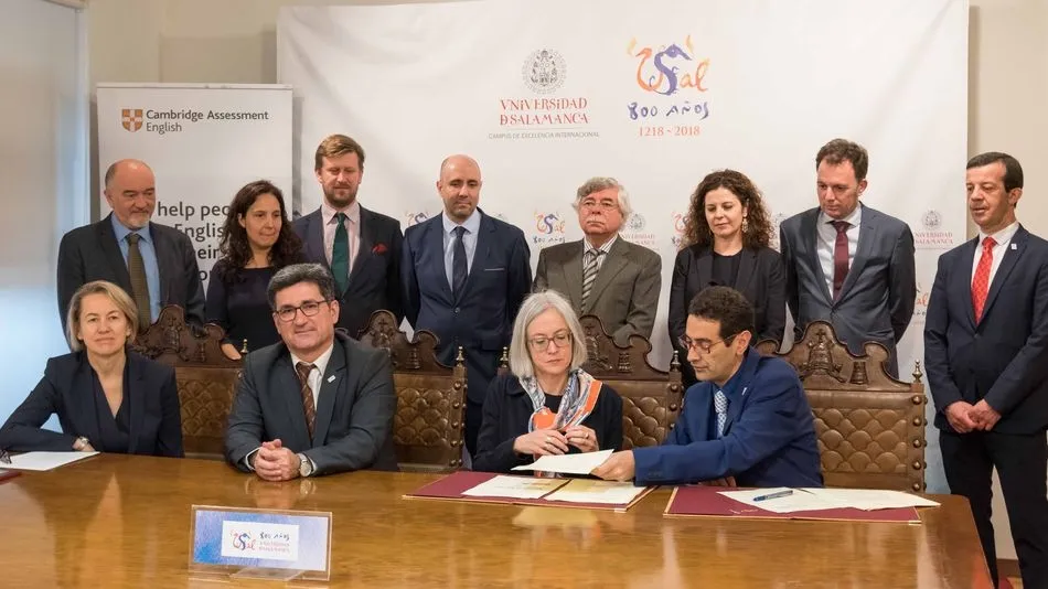 Los responsables de ambas instituciones, durante la toma del acuerdo.