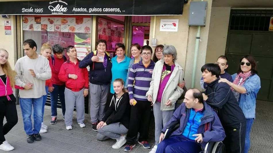 Integrantes de Aspace han participado en la colocación de los pictogramas en los comercios