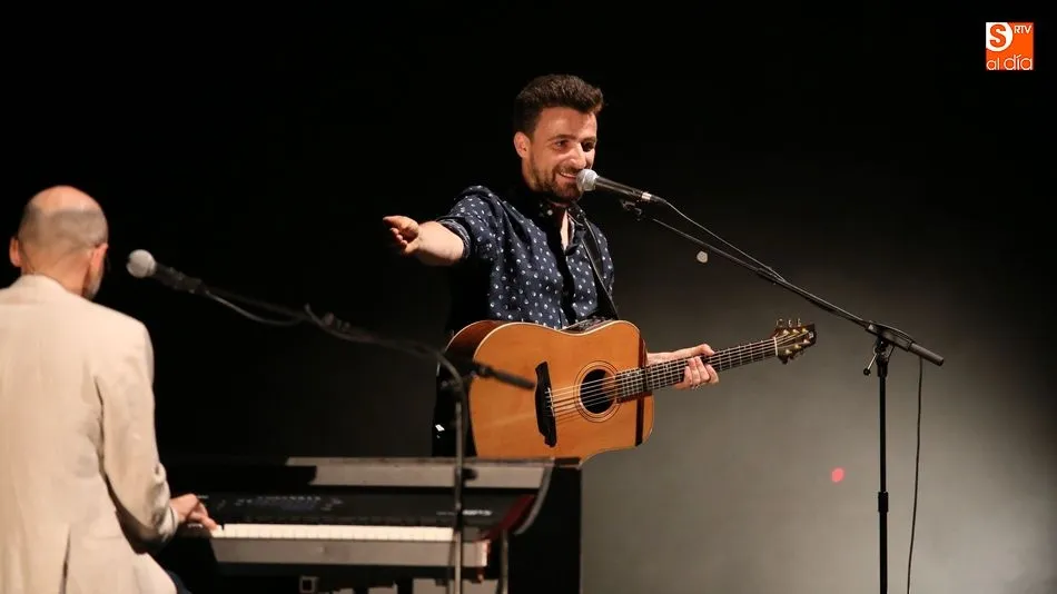 El cantante pide al público un reconocimiento para el pianista. Fotos: Alberto Martín