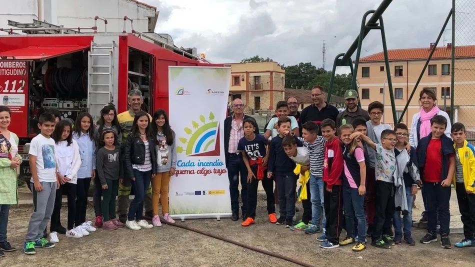 Alumnos del C.R.A. La Ribera de Aldeadávila recibían una charla en esta jornada de la campaña ‘Cada incendio quema algo tuyo’