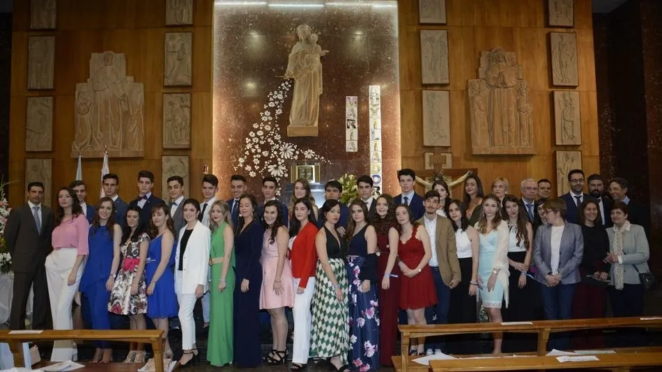 Los graduados se realizan la foto de familia con María Auxiliadora al fondo y con los profesores.