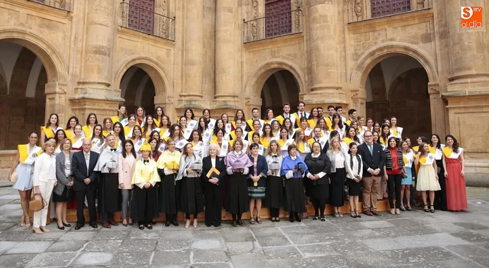 Foto de grupo de los estudiantes de Enfermería en el patio de la Pontificia. Foto: Alejandro López