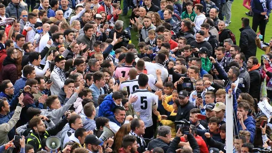 Espectacular recibimiento del público del Helmántico a los jugadores tras meterse en los play-off. Foto: Alberto Martín