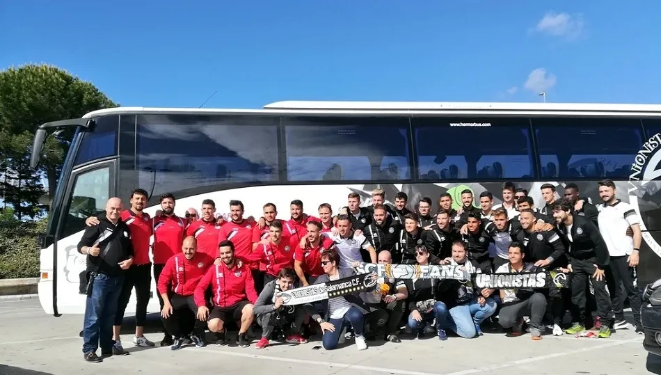 La expedición de Unionistas antes de salir junto a algunos aficionados. Foto: Unionistas TW