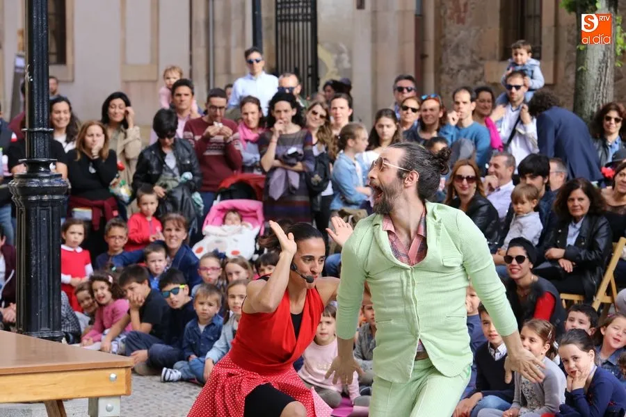 La compañía Ziruka Zirkus llena las calles de Salamanca de humor y diversión  