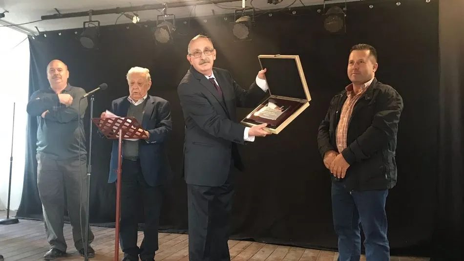 En su despedida, Paulino Fernández Navarro, recibió una placa de agradecimiento