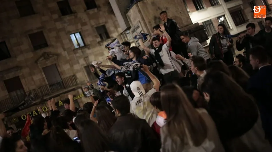 Numerosos salmantinos celebran el triunfo blancon junto a la Estatua del Empresario. Fotos: Alejandro López
