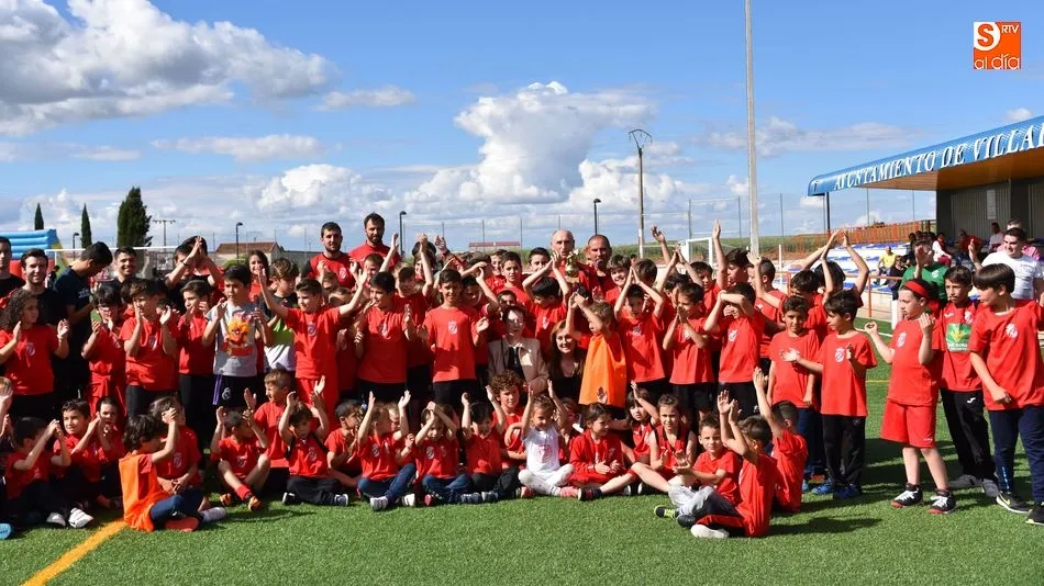 Foto de familia de jugadores y miembros del club.