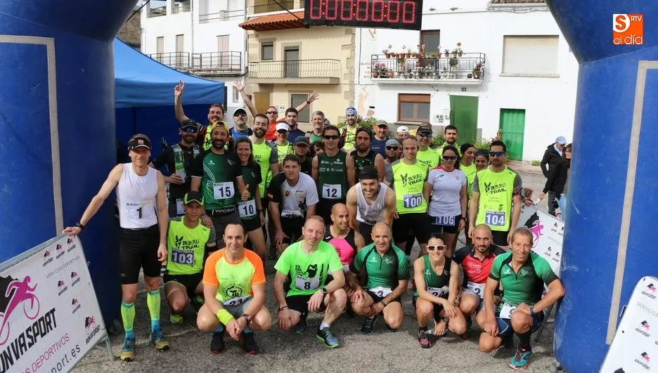 Imagen de familia de los participantes antes de tomar la salida / CORRAL