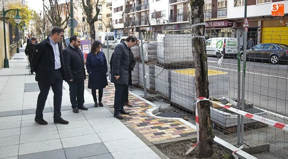 Visita del alcalde a las obras de mejora de las aceras del Paseo del Rollo
