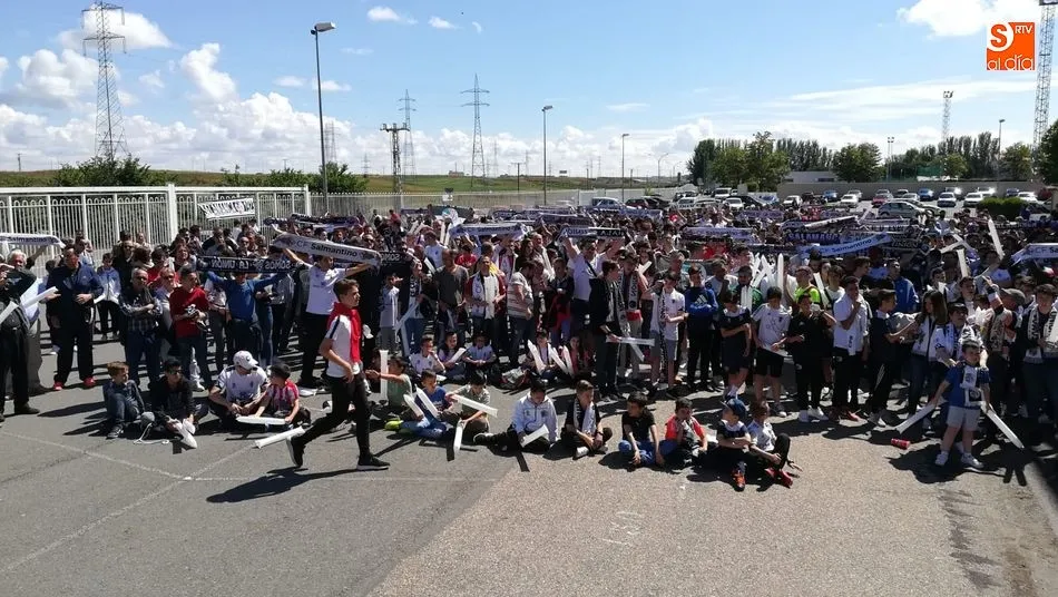 Impresionante ambiente en el parking del Helmántico. Fotos: RFG