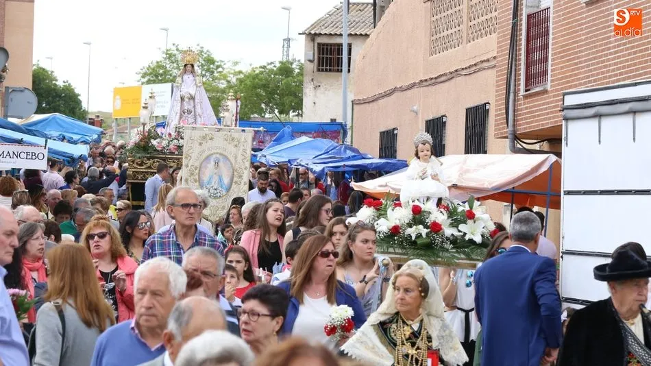 Numerosos fieles han acompañado a la Virgen de la Salud en la procesión. Foto: Alberto Martín