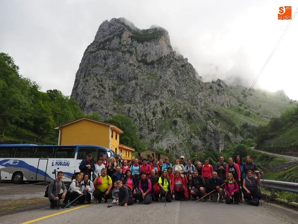 Medio centenar de senderistas participaron en la ruta
