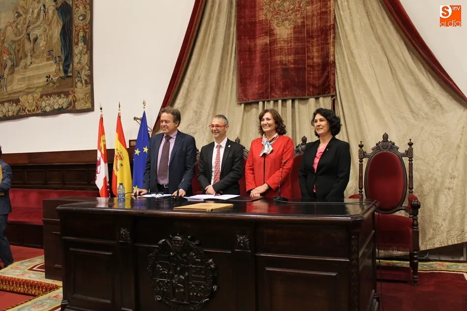 De izq. a dcha., Luis Lafuente, Ricardo Rivero, Josefa García Cirac y Mar Siles, al inicio del acto en el Paraninfo.