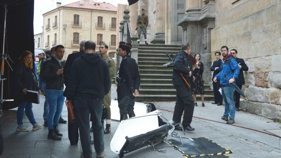 Alejandro Amenábar dirigiendo una de las secuencias en la calle Compañía, a la puerta de la Universidad Pontificia. Foto UPSA