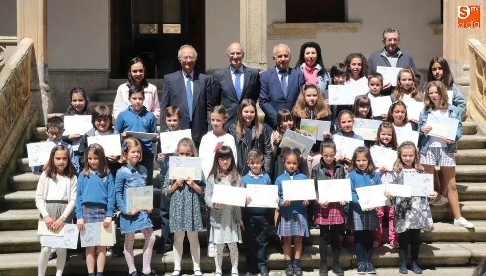 Los escolares galardonados junto al presidente de la Diputación, Javier Iglesias. Foto de Alberto Martín