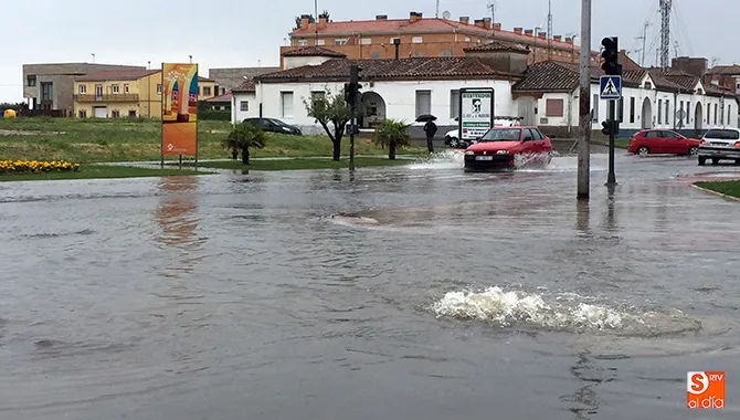 Una importante tormenta anegaba calles y accesos a la ciudad durante cerca de dos horas
