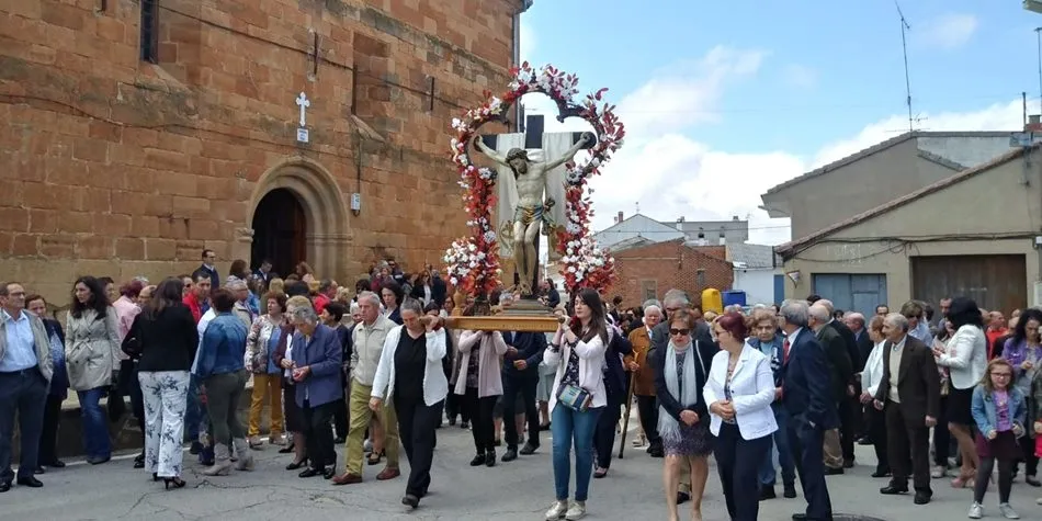 Numerosos vecinos se han sumado a la tradicional procesión