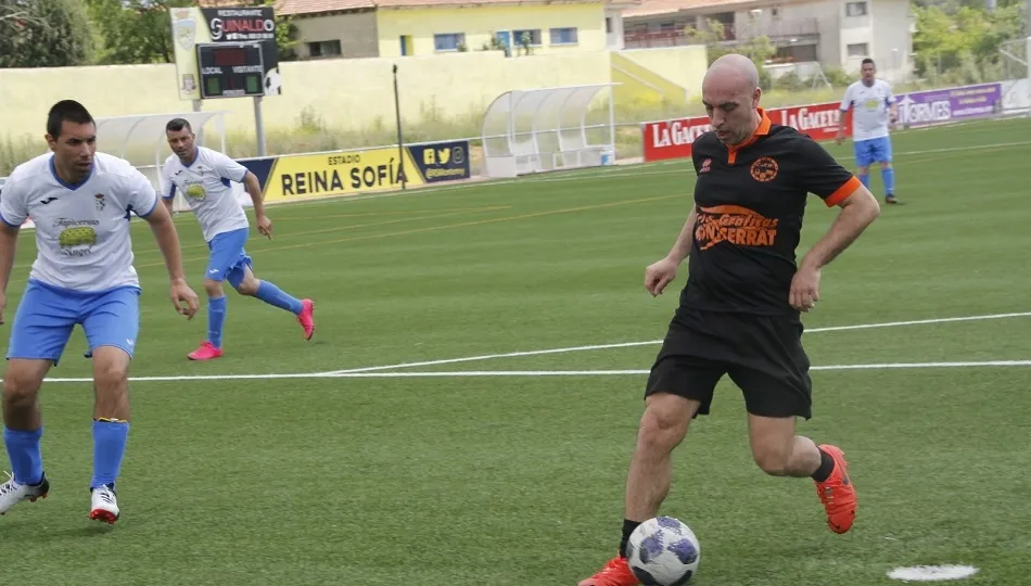 Un jugador avavnza con el balón durante un encuentro.