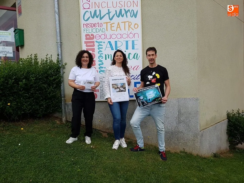 Ana Pérez, la edil María Jesús Moro y Francisco Julian en la presentación de la agenda