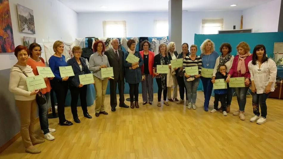 Los alumnos recibieron sus diplomas en la apertura de la exposición