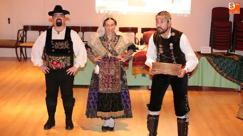 No sólo se transmitieron las nociones básicas sobre indumentaria, sino que también se fomentó la participación de los alumnos con los pasos básicos charros / Foto: Alberto Martín