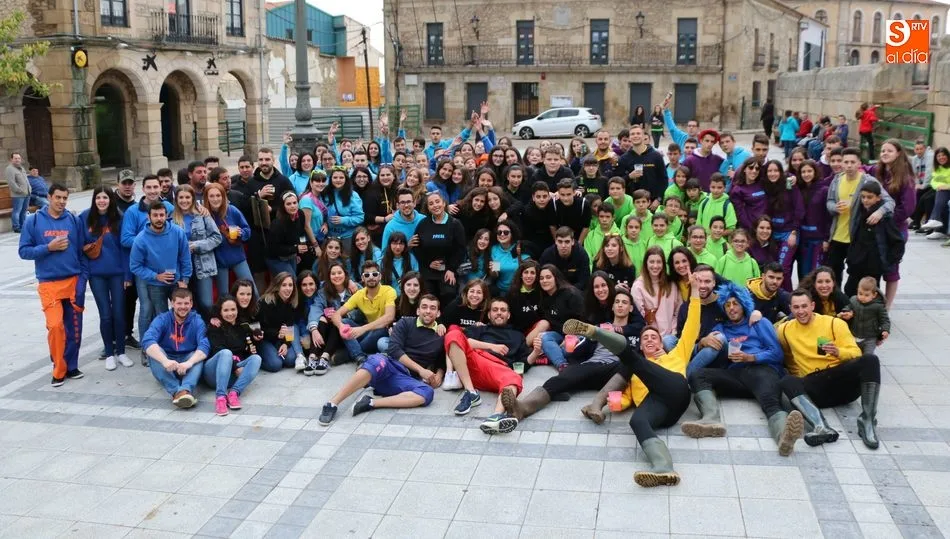 DEcenas de peñistas llenaron de color y fiesta la Plaza de España / CORRAL