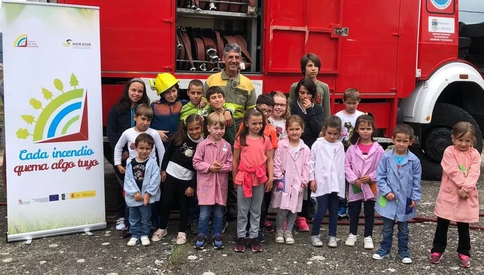 Imagen con los niños de Villarino tras la activisdad