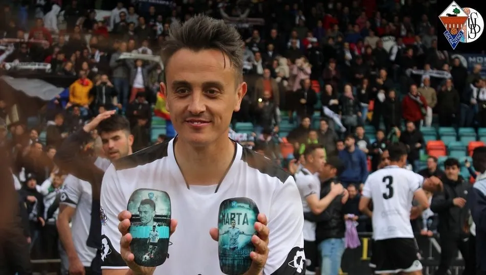 Garban muestra unas espinilleras con su imagen y el nombre de su prometida.