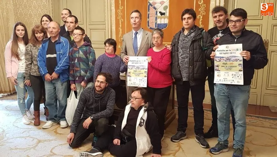 El concejal de Deportes en el Ayuntamiento de Salamanca, Enrique Sánchez-Guijo, en el centro, en la presentación de este campeonato, en el Ayuntamiento
