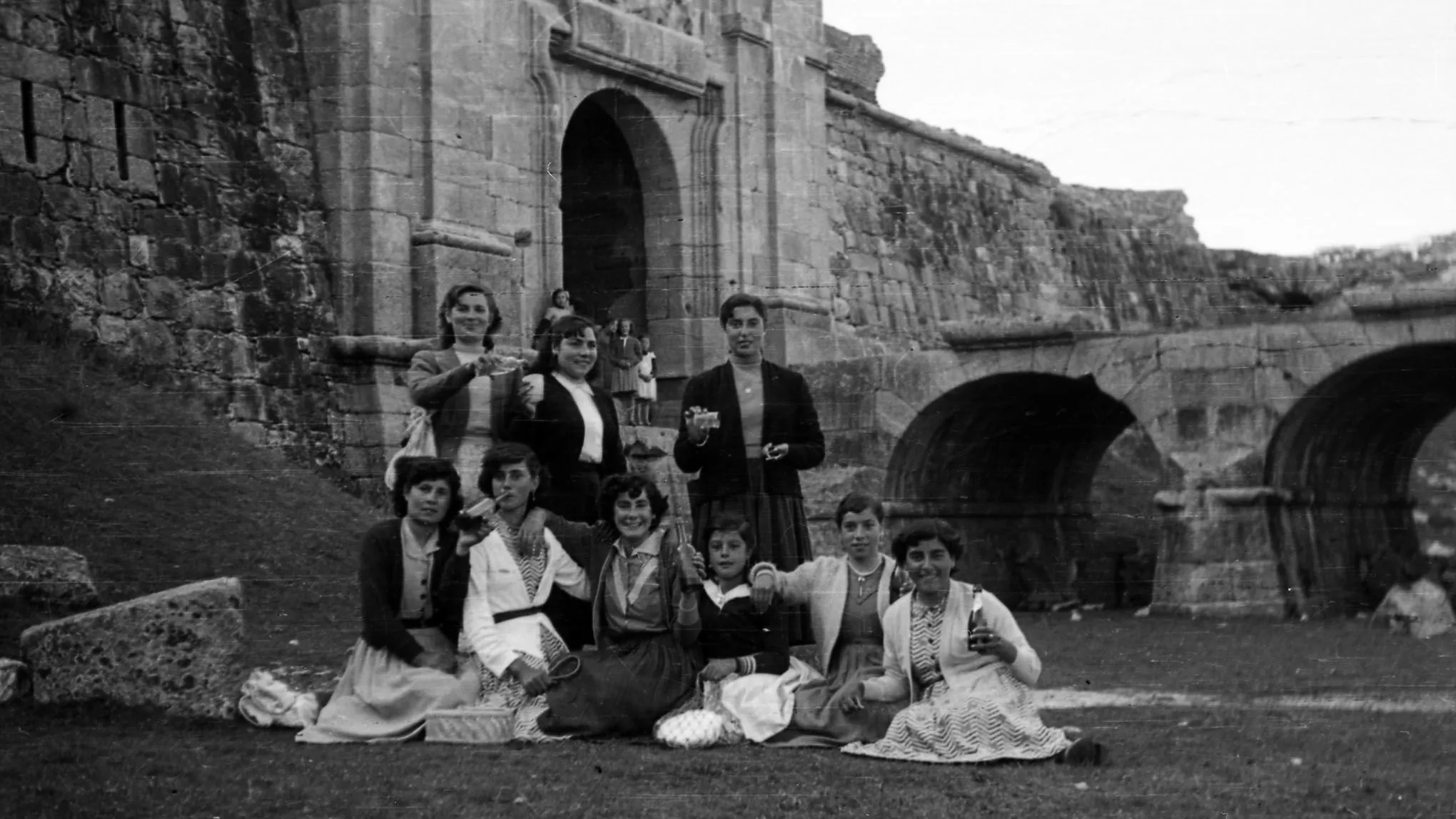 Comiendo el Hornazo en Fuerte de la Concepción el Domingo de Pascua. Foto recuperada del Archivo de Foto Muñoz