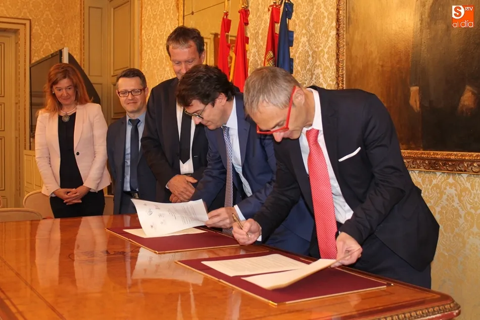 En la imagen, el alcalde de Salamanca y el rector de la USAL firman la Declaración Poitiers.